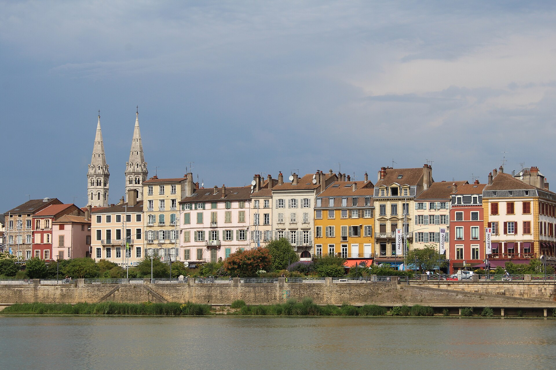 Les quais et les façades de Mâcon le long de la Saône