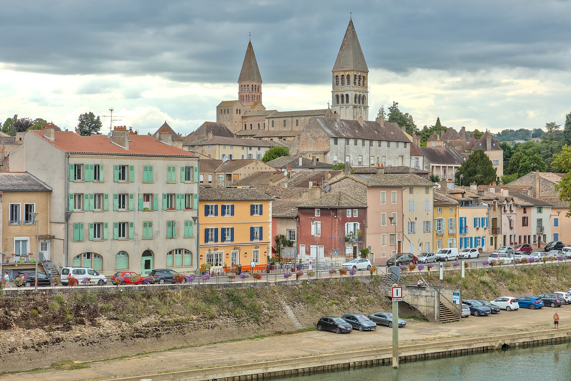 Tournus et son abbatiale vus depuis la Saône